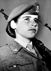 Portret van Israelische soldate met het geweer over de schouder, Bestanddeelnr 255-4947
