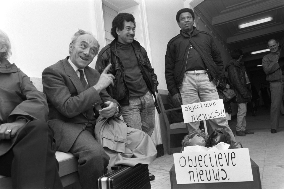 PvdA-Kamerlid Henk Knol in gerechtsbouw met objectieve nieuws i.v.m. kort gedi, Bestanddeelnr 934-1172