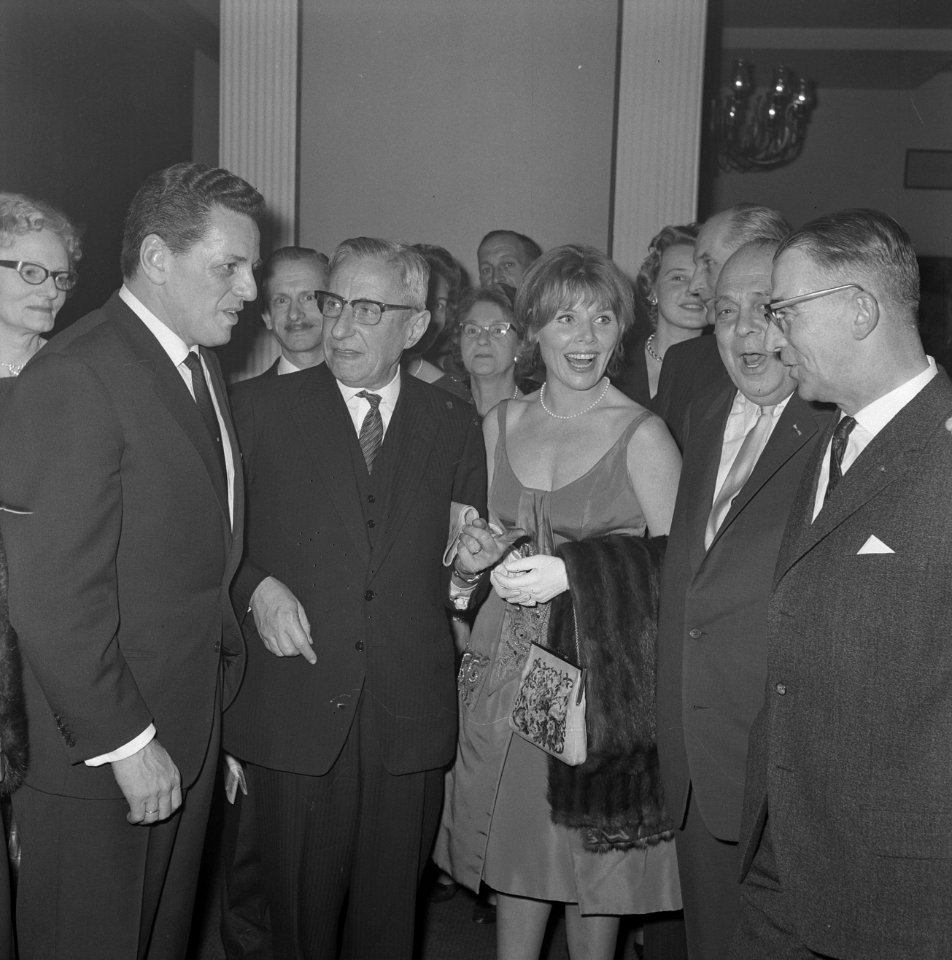 Premiere van de verzetsfilm De Overval in Tuschinski, Minister President De Qu, Bestanddeelnr 914-6320