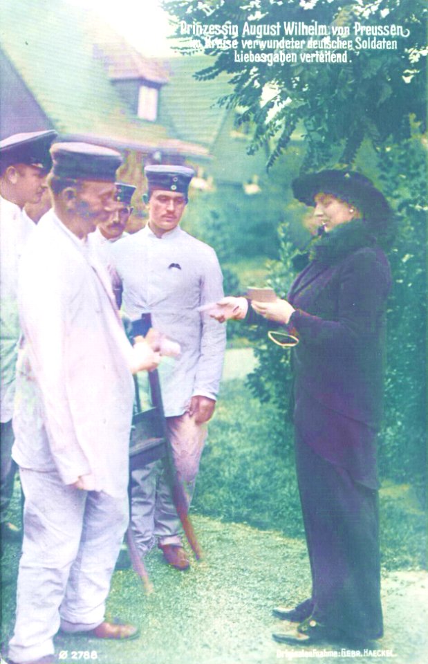 Prinzessin August Wilhelm verteilt Liebesgaben an Soldaten