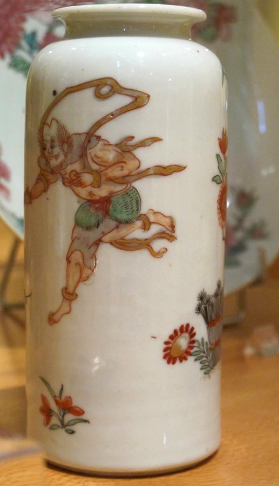 Qing vase rouleau style Kakiemon Musée Labit 7155