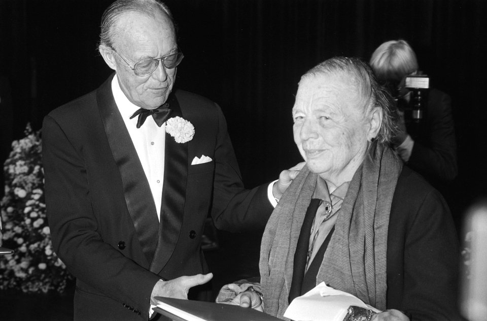 Prins Bernhard overhandigt de prijs aan Marguérite Yourcenar, Bestanddeelnr 932-7474