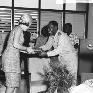Prinses Beatrix in Suriname, te Brokopondo ontvangt de Prinses geschenken distri, Bestanddeelnr 917-5194