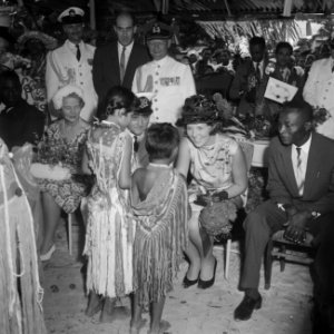 Prinses Beatrix in Suriname, Prinses Beatrix krijgt geschenk van Indiaanse bevol, Bestanddeelnr 917-4978