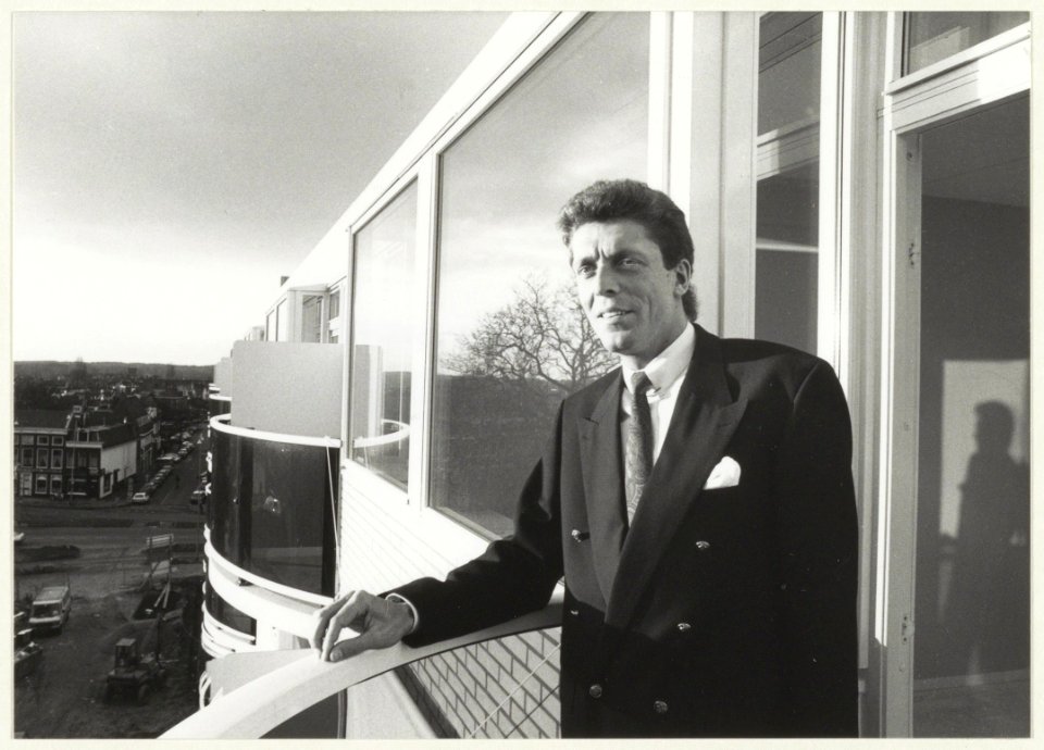 Portret van Martin Lindelauf in zijn functie als manager van het Carlton Square Hotel aan de Baan nr. 7. NL-HlmNHA 54023473