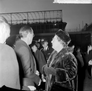 Prins Bernhard en Prinses Beatrix terug, prins Bernhard en koningin Juliana, Bestanddeelnr 917-0637 photo