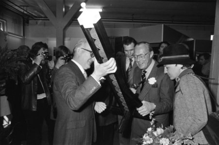 Prins Bernhard krijgt een dukdalf met bronzen penningen van directeur Van de Pol, Bestanddeelnr 929-1051