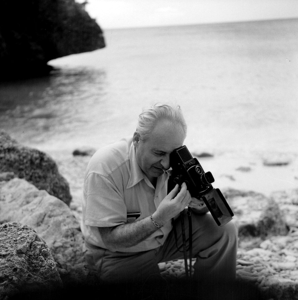 Portret van fotograaf Willem van de Poll op Curaçao, Bestanddeelnr 252-7470