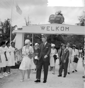 Prinses Beatrix in Suriname, welkom te Wageningen, links van Prinses de heer De , Bestanddeelnr 917-5198