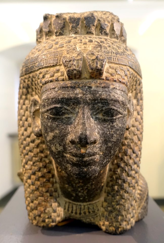 Queen's head, view 1, Egypt, 18th dynasty, perhaps late 14th century BC, granite, K 96 - Martin von Wagner Museum - Würzburg, Germany - DSC05364