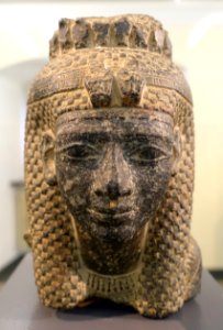 Queen's head, view 1, Egypt, 18th dynasty, perhaps late 14th century BC, granite, K 96 - Martin von Wagner Museum - Würzburg, Germany - DSC05364