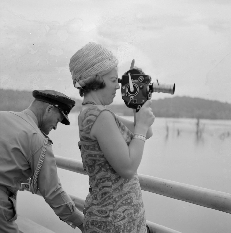 Prinses Beatrix in Suriname, Prinses filmt het prof. Blommenstein Stuwmeer, Bestanddeelnr 917-5193