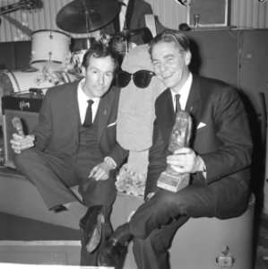 Prix de Joke 1964 voor Bert Haanstra, Simon van Collem reikt hem het beeldje uit, Bestanddeelnr 916-2516