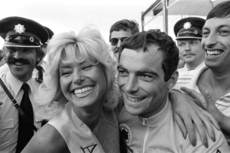 Profronde van Tiel Bernard Hinault wordt begroet door rondemiss Vanessa (close), Bestanddeelnr 932-2818