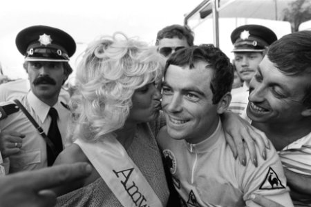 Profronde van Tiel Bernard Hinault wordt begroet door rondemiss Vanessa, Bestanddeelnr 932-2817