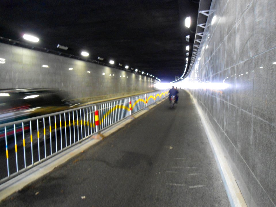 Qiaozhong Road Tunnel - interior 01