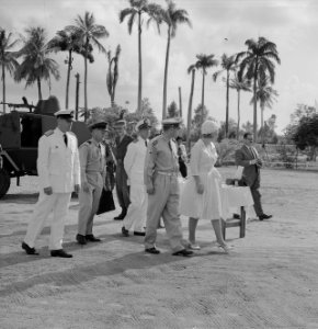 Prinses Beatrix in Suriname, Prinses maakt rondgang door Prinses Irene Kampement, Bestanddeelnr 917-5200