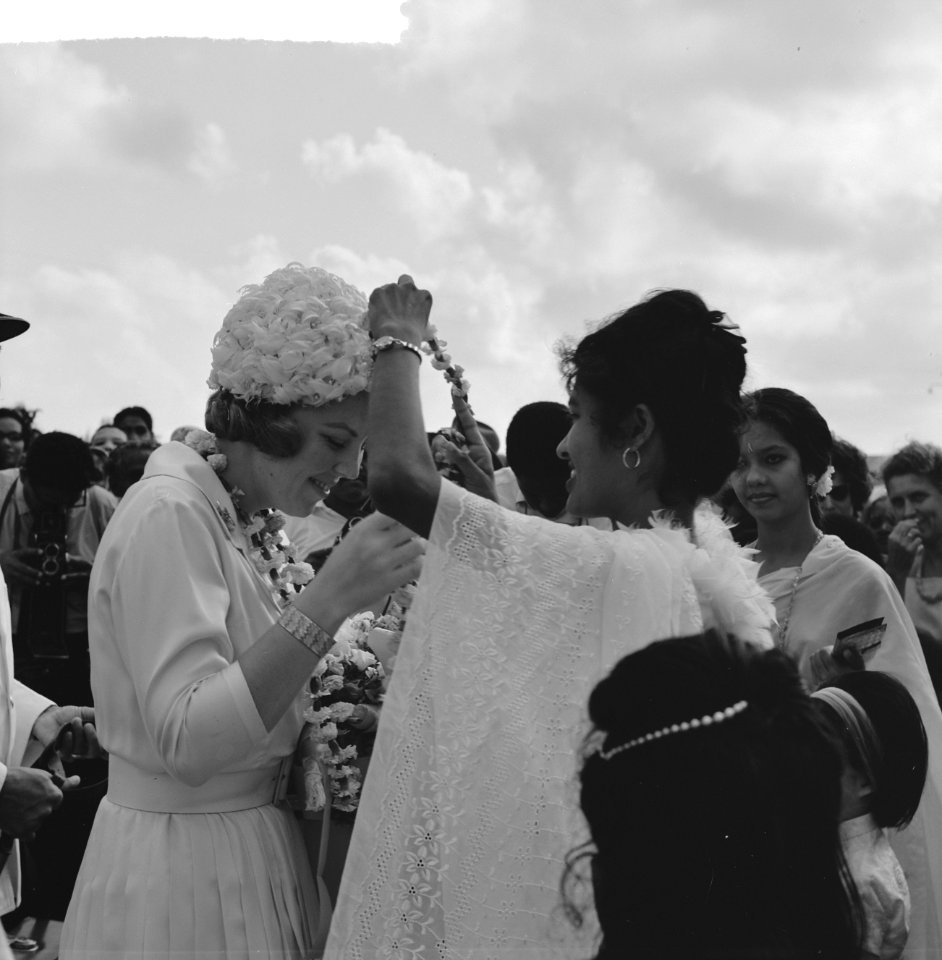 Prinses Beatrix in Suriname, Prinses Beatrix door Hindoestaanse te Nickerie kran, Bestanddeelnr 917-5186