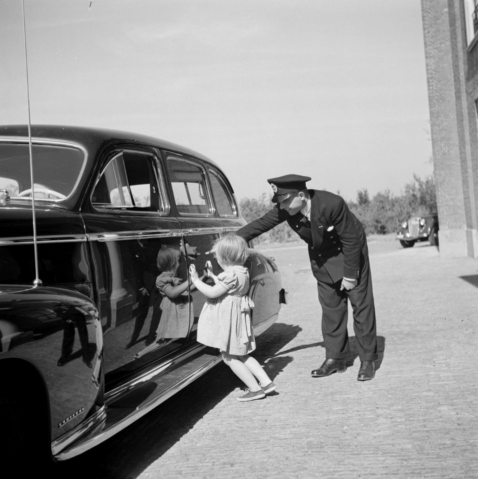 Prinses Margriet ziet haar spiegelbeeld in het portier van een hofauto, Bestanddeelnr 255-7494