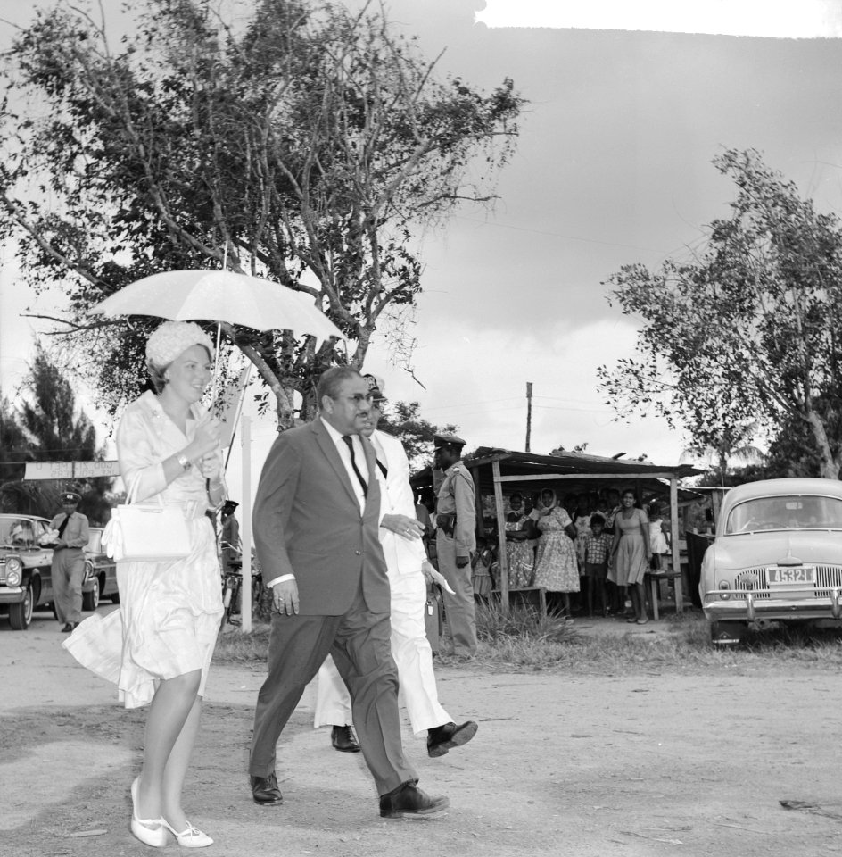 Prinses Beatrix in Suriname, Prinses met paraplu met Minister van Landbouw H. S., Bestanddeelnr 917-5184