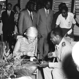 Prinses Beatrix in Suriname, Prinses bekijkt cadeautje geschonken bevolking Brok, Bestanddeelnr 917-5191