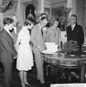 Prins Bernhard kreeg handtekeningen, tweede van links dr J Gajentaan, helemaal, Bestanddeelnr 914-1532