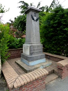 Quernes (Pas-de-Calais) monument aux morts