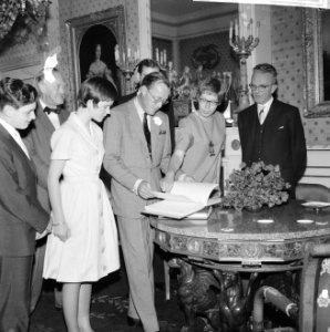 Prins Bernhard kreeg handtekeningen, tweede van links dr J Gajentaan, helemaal, Bestanddeelnr 914-1530