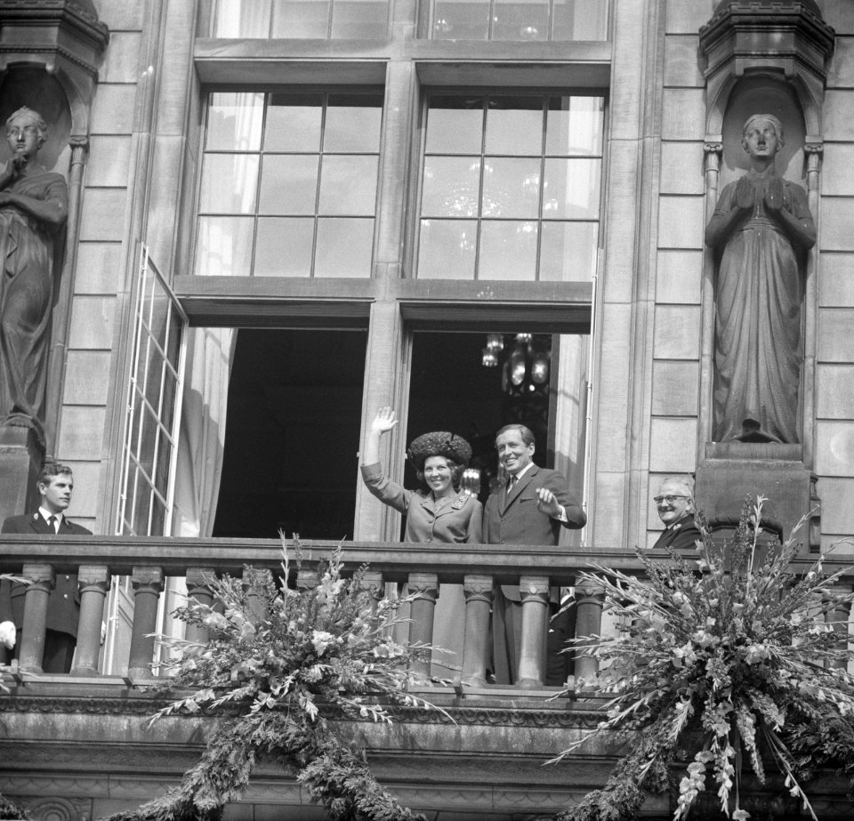 Prinses Beatrix en Claus bezoeken Rotterdam, Prinses Beatrix en Claus op balkon, Bestanddeelnr 917-9496