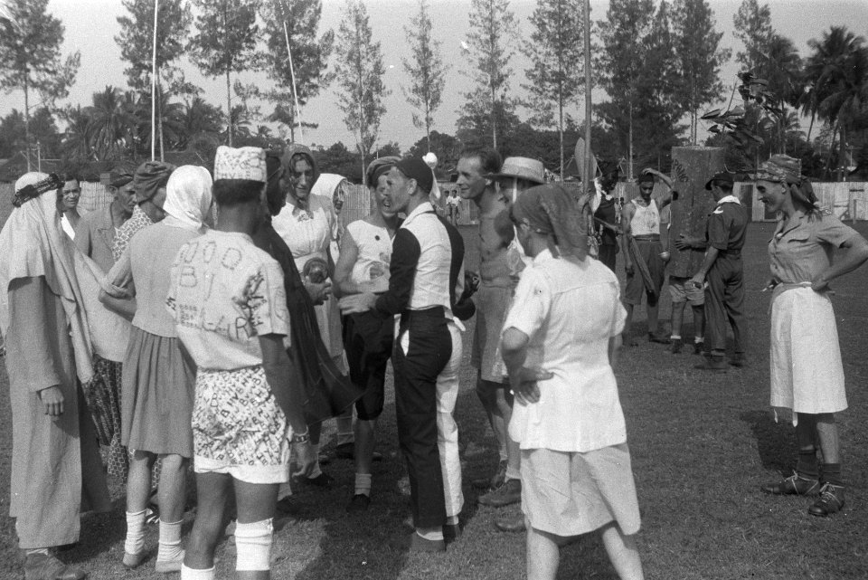 Pekalongan. Ter gelegenheid van het vertrek van 2-4 RI hadden enkele feestelijkh, Bestanddeelnr 1679-3-1