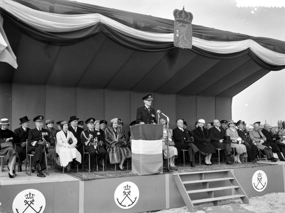 Parade in Den Helder ogv M A de Ruyterherdenking, Bestanddeelnr 908-4330