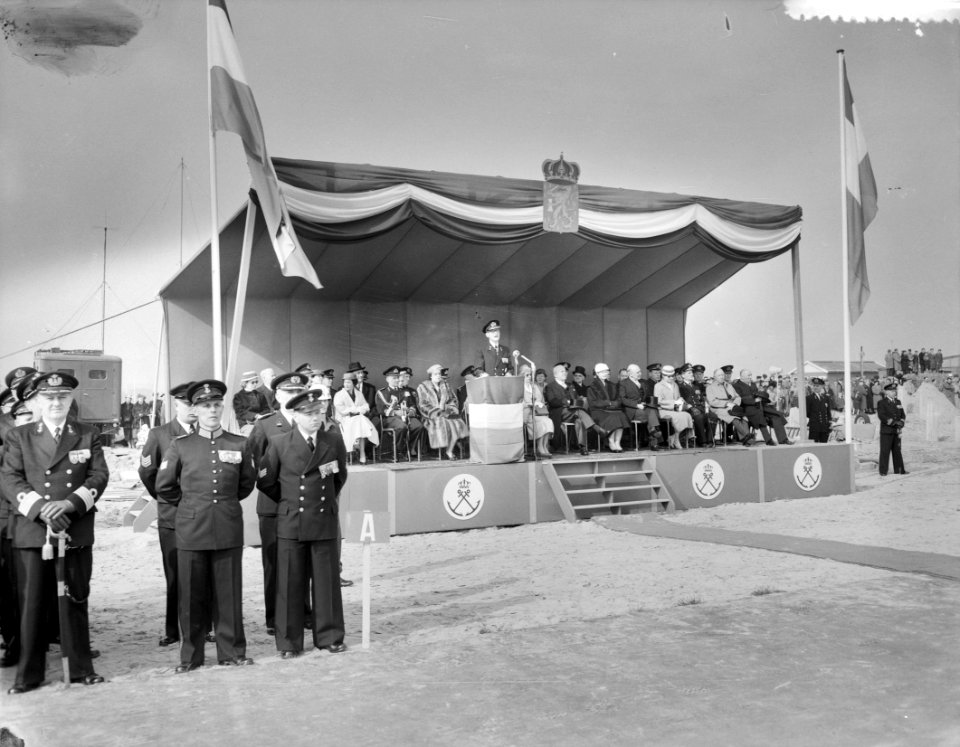 Parade in Den Helder ogv M A de Ruyterherdenking, Bestanddeelnr 908-4329