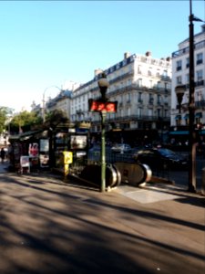 Paris 9e - Boulevard Montmarte, entrée du métro et kiosque à journaux, à l'angle de la rue du Faubourg Montmartre