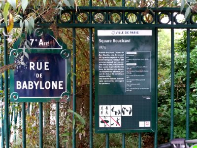 Paris 7e - Square Boucicaut - Plaque du square et plaque de la rue de Babylone