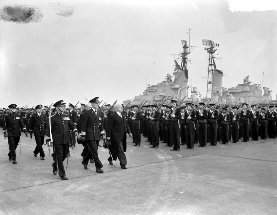 Parade in Den Helder ogv M A de Ruyterherdenking, Bestanddeelnr 908-4326