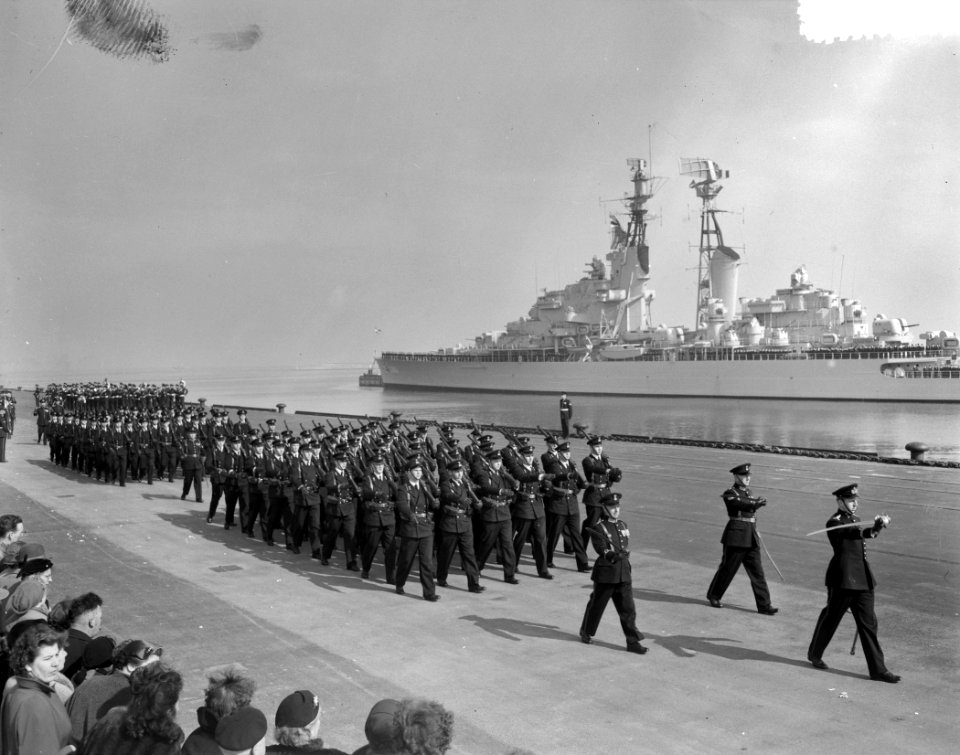 Parade in Den Helder ogv M A de Ruyterherdenking, Bestanddeelnr 908-4331