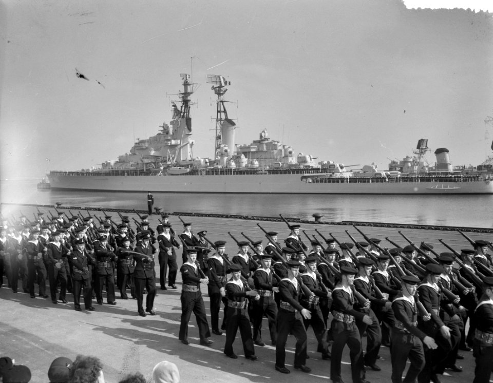 Parade in Den Helder ogv M A de Ruyterherdenking, Bestanddeelnr 908-4327
