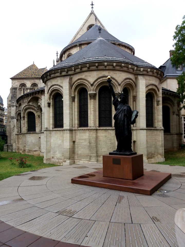 Paris 3e - Prieuré Saint-Martin-des-Champs - Chevet et statue de la Liberté