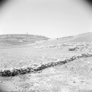 Overblijfselen van een Romeinse muur langs de weg van Bethlehem naar Hebron. Op , Bestanddeelnr 255-5509