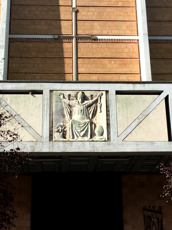 Parrocchia San Gregorio VII - bassorilievo sul portone