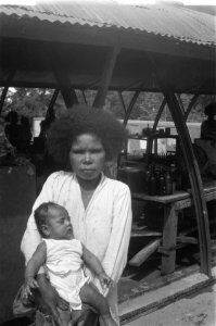Papoeavrouw met baby, Bestanddeelnr 1983