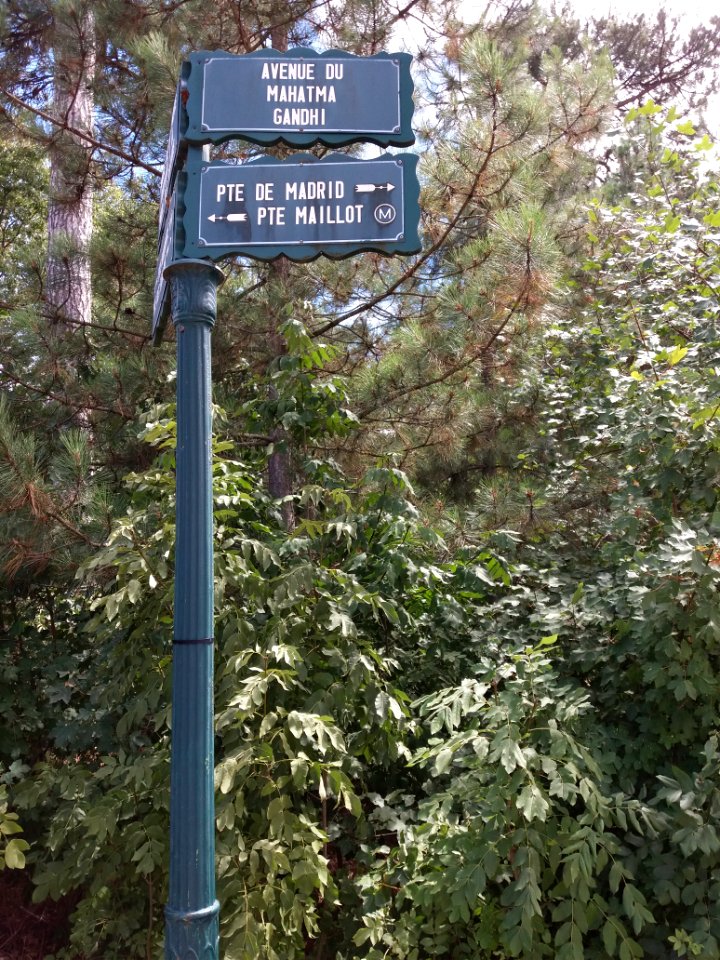Paris - Avenue du Mahatma Gandhi - Plaque de rue et panneaux Porte de Madrid et Porte Maillot