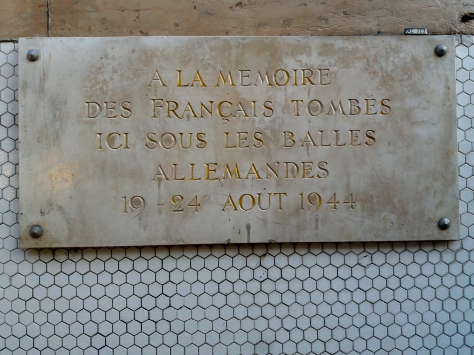 Paris 12e - Boulevard Diderot, plaque dans l'escalier menant au métro, à la mémoire des Français tombés entre les 19 et 24 août 1944