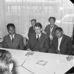 Papoea studenten naar Nieuw-Guinea, links HF Wenna, M Scholten en rechts ds , Bestanddeelnr 914-1212
