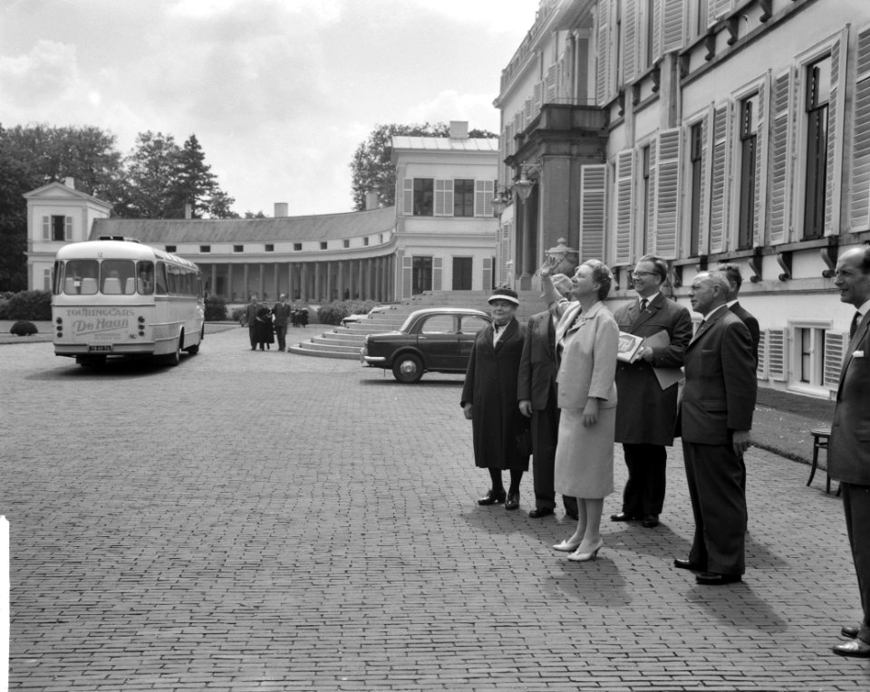 Ouden van Dagen defileren langs koningin Ouden van Dagen uit Wieringermeer, Bestanddeelnr 912-5935