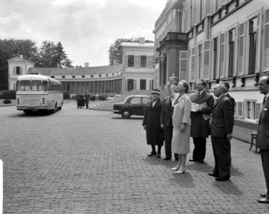 Ouden van Dagen defileren langs koningin Ouden van Dagen uit Wieringermeer, Bestanddeelnr 912-5935