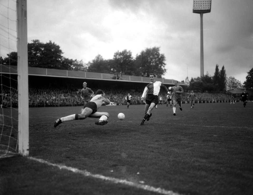 Ove Kindvall maakt eerste goal voor Feyenoord, doelman Heijink en verdediger Kem, Bestanddeelnr 919-6247