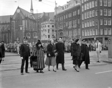 Overbrengen van de Hongaarse vlag naar het Koninklijk Paleis te Amsterdam met ko, Bestanddeelnr 908-2083
