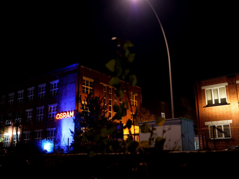 Osram-Glaswerk at Nonnendammallee at night 01