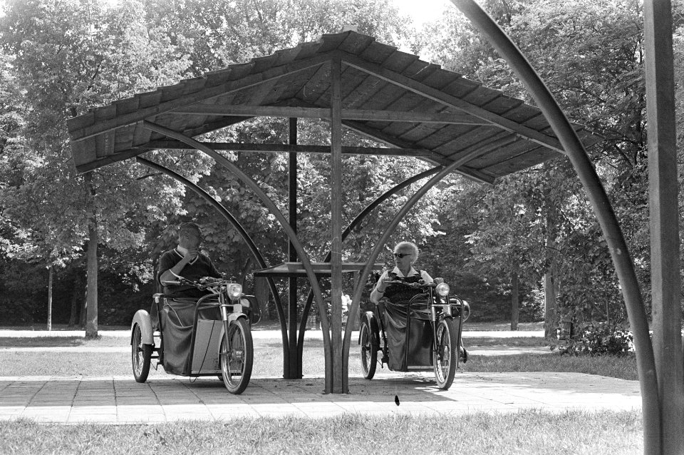 Overdekte tafel voor mindervaliden om te kaarten en schaken in het Vondelpark, Bestanddeelnr 925-7000